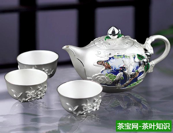 用纯银茶具泡茶有什么好处 揭秘纯银茶具泡茶养