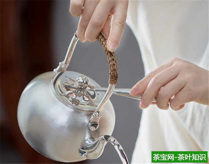 银壶是可以陪伴你和一生好茶的伙伴