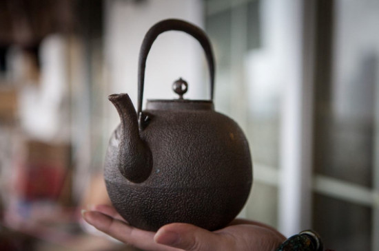 古銀 茶壺 名越昌晴 造 「純銀牟釘紋宝珠形提梁壺」 銀瓶 煎茶